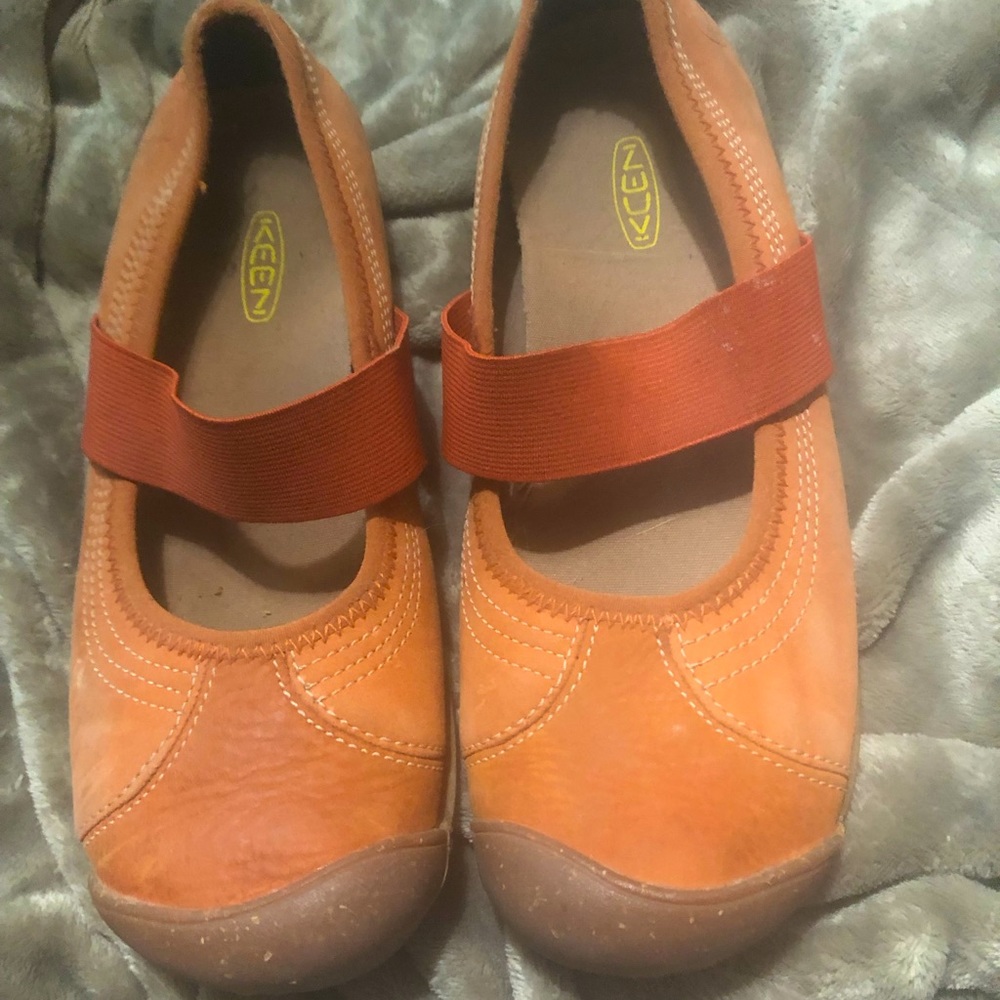 Size 8 KEEN orange suede walking shoes.